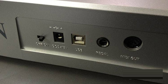 接口在MIDI键盘的背面